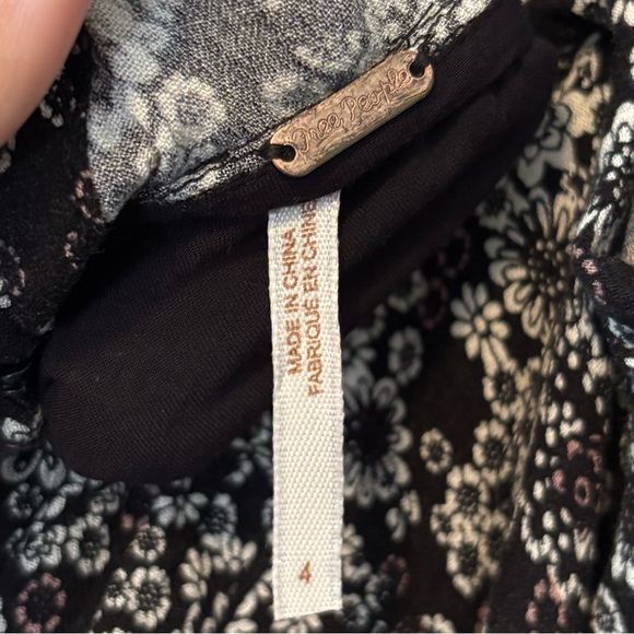 Free People  |Black and White Floral Romper | Size 4 - Picture 5 of 6